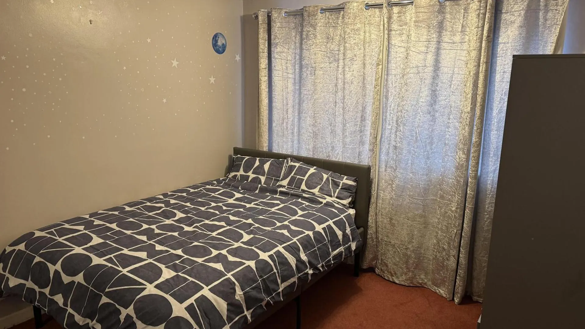Inviting 2-Bed Apartment In Southampton contacts